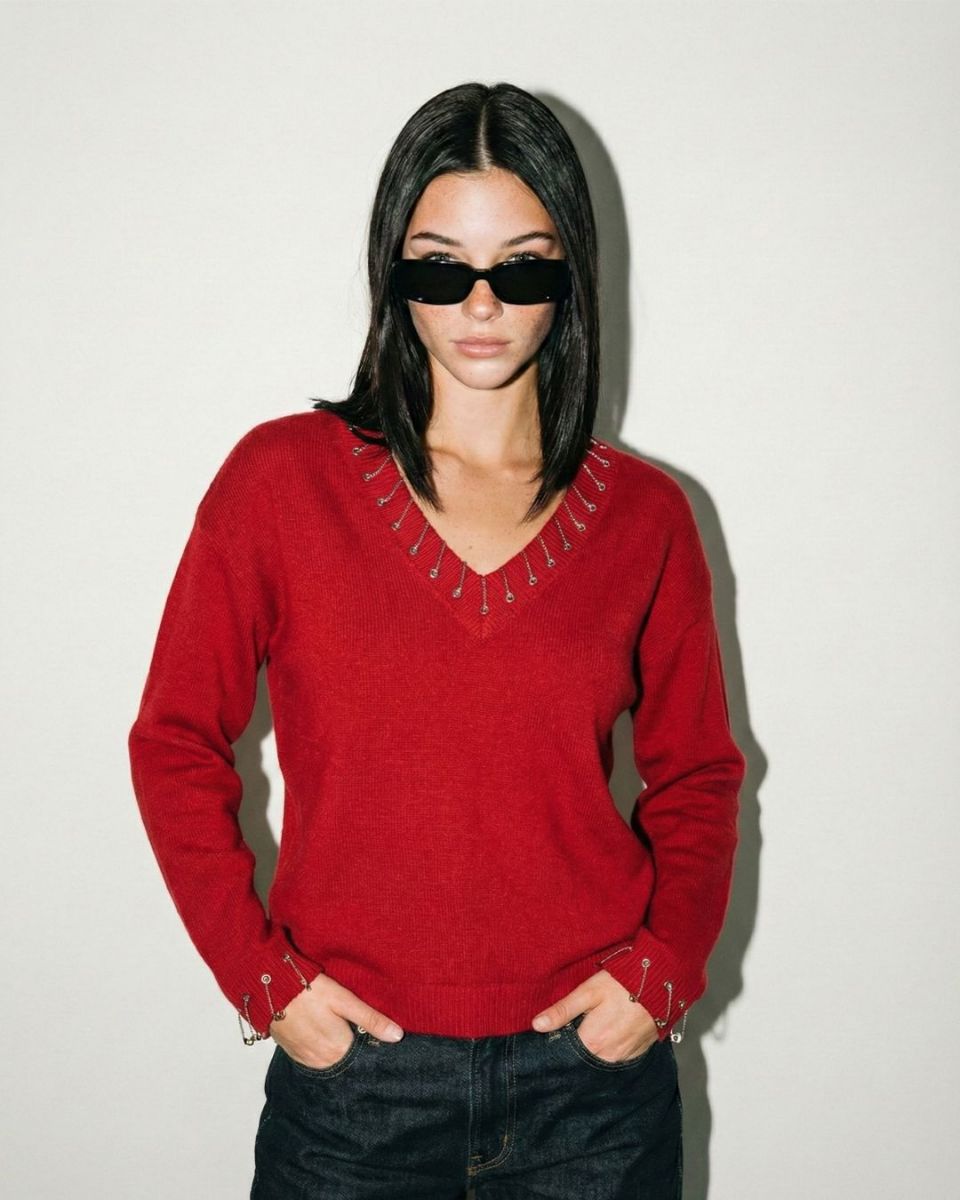 V Yaka Kırmızı Kazak resmi